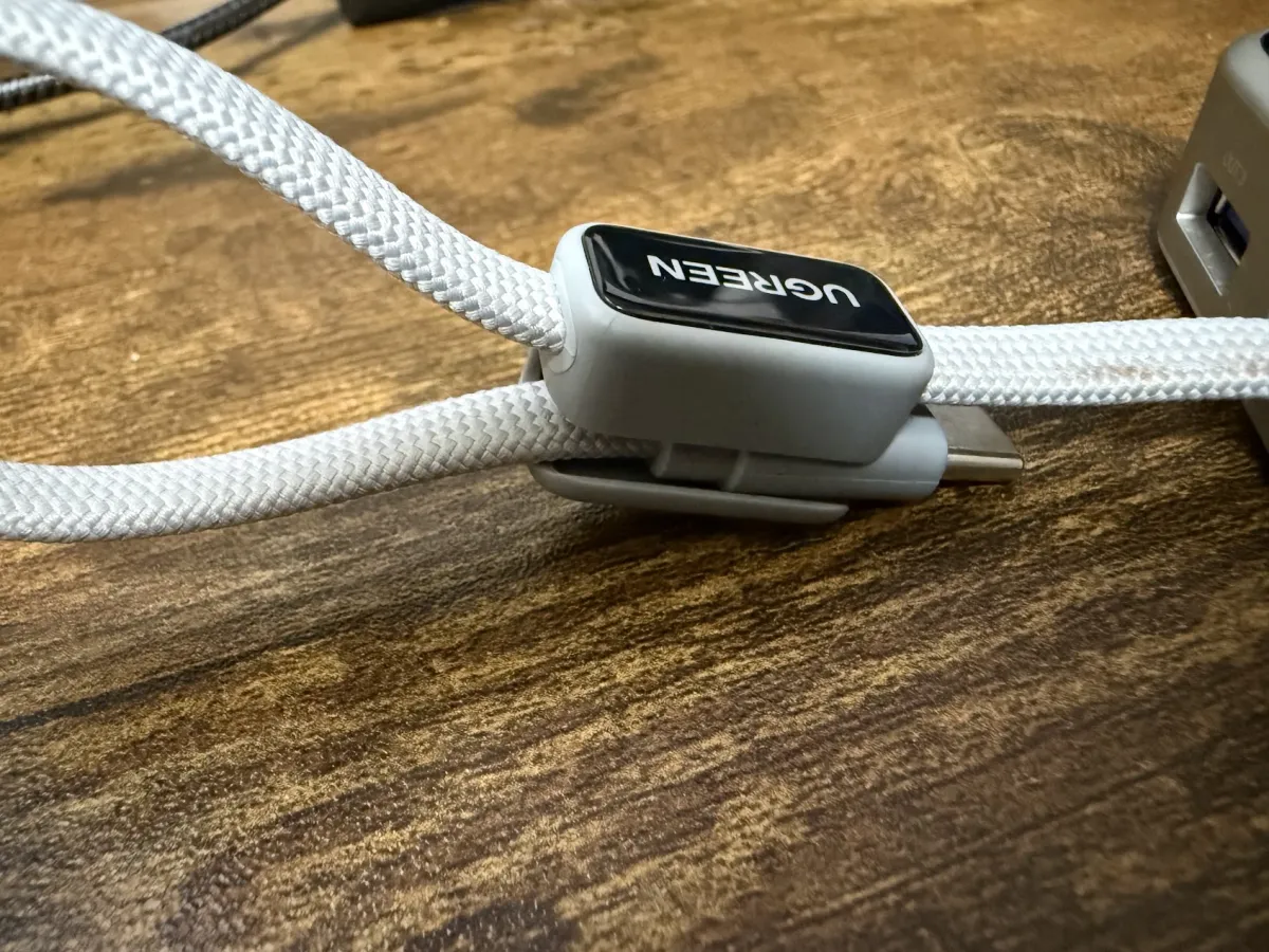 ストラップ型の USB-C ケーブルの留め具