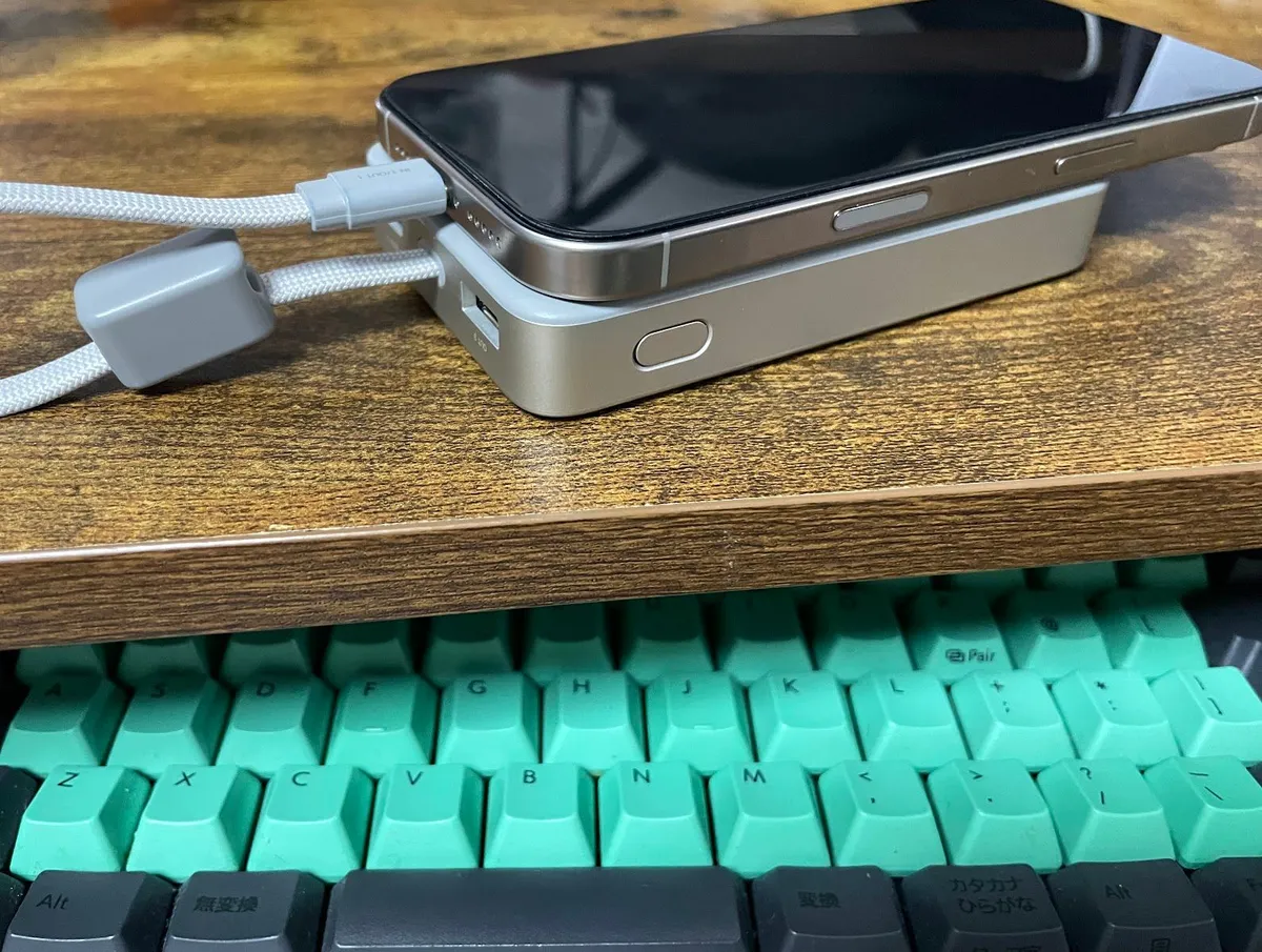 iPhone 16 Pro と重ねた Nexode Wavy