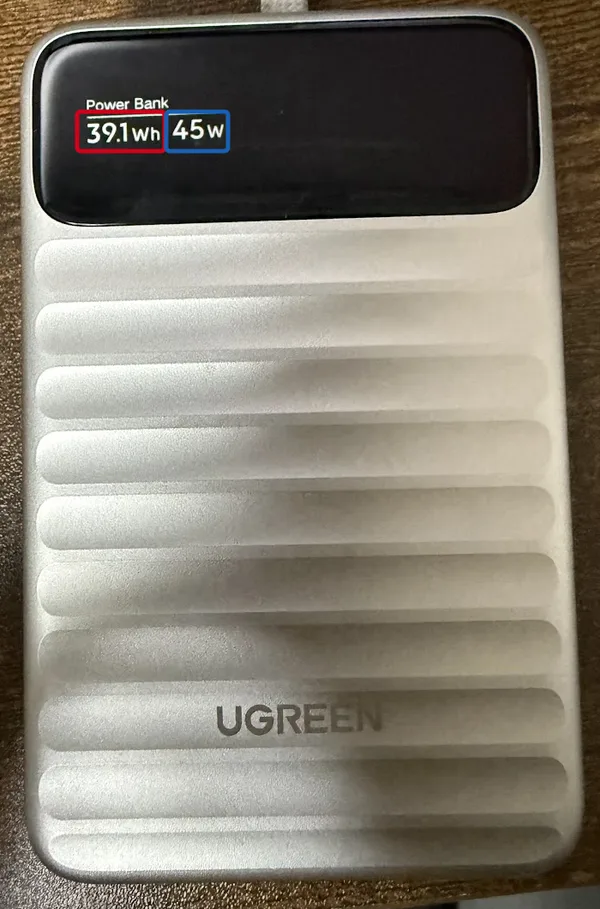 UGREEN Nexode Wavy の前面。画面に「Power Bank 39.1Wh 45W」と表示されている
